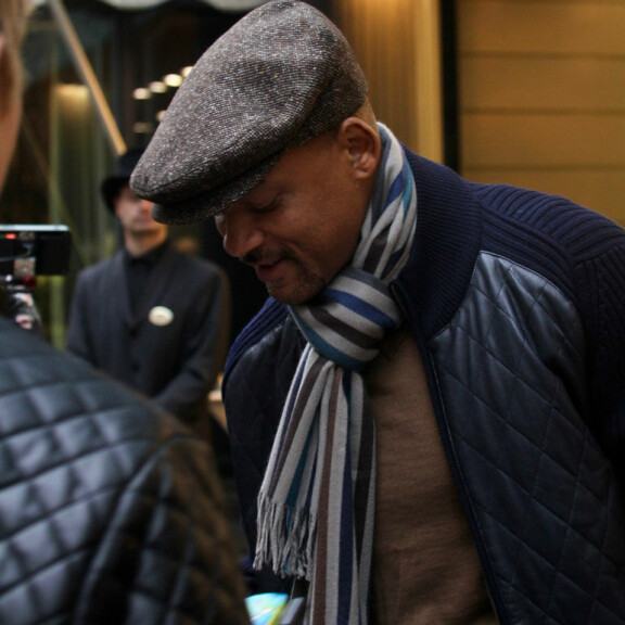 Nimikirjoituksia inhoava Will Smith Suomessa - paparazzikuvat! Teki Helsingissä poikkeuksen tapoihinsa! Will Smith Helsingissä