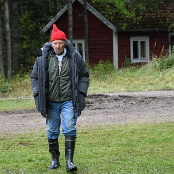 Sulevi Peltola, 70, esittää Kolehmaisen ukkoa, jonka kotitalo möllöttää Mielensäpahoittajan pellon takana. – Minä olen vain sellainen marginaalihahmo. Se on tuo Heikki, joka joutuu tekemään suuremman työn, vaatimaton Sulevi kuittaa. Sulevi Peltola, 70, esittää Kolehmaisen ukkoa, jonka kotitalo möllöttää Mielensäpahoittajan pellon takana. – Minä olen vain sellainen marginaalihahmo. Se on tuo Heikki, joka joutuu tekemään suuremman työn, vaatimaton Sulevi kuittaa.
