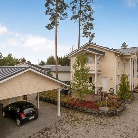 Nightwishin Marco Hietala myy erokotiaan – hintapyyntö 368 000 euroa! Talon edessä on tilava autokatos.