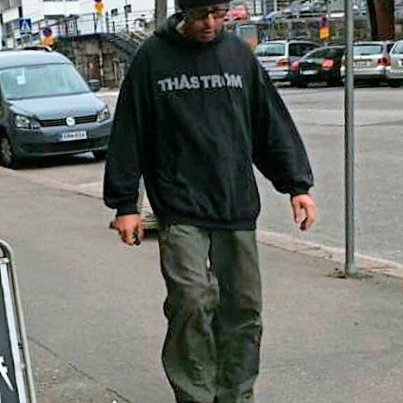 Stefan Lindfors yllätti nuorekkaalla renttulookilla, meuhkasi puhelimeen – kuva! Stefan Lindfors meuhkasi puhelimeensa.