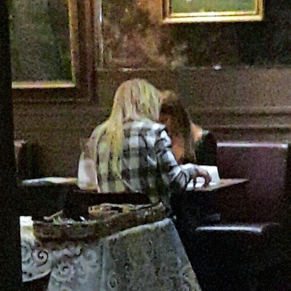 Oho! Olli Herman illallisella kauniin tummaverikön kanssa - missä oli naisystävä Henriikka? Katso kuva! Olli Herman ja kaunotar ravintolassa.