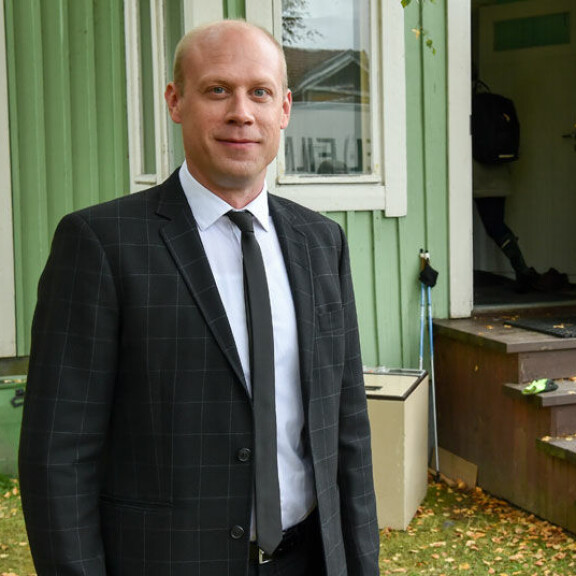 Iikka Forss nauttii näyttelemisestä Heikki Kinnusen kanssa. – Kuvaustauoilla hänellä riittää tarinoita. Ja silloin kun kuvataan, niin homma toimii täydellisesti. Iikka Forss nauttii näyttelemisestä Heikki Kinnusen kanssa. – Kuvaustauoilla hänellä riittää tarinoita. Ja silloin kun kuvataan, niin homma toimii täydellisesti.