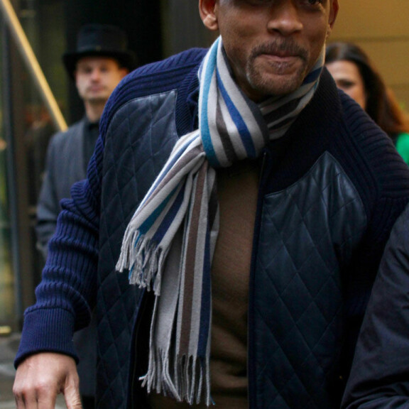 Nimikirjoituksia inhoava Will Smith Suomessa - paparazzikuvat! Teki Helsingissä poikkeuksen tapoihinsa! Will Smith Helsingissä