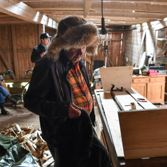 Tuomas Kyrön Mielensäpahoittaja-kirjat ovat tuttuja Heikki Kinnuselle. – Mutta elokuvahan on jotain ihan muuta kuin romaani, joka kuvaa enemmän Mielensäpahoittajan mielentilaa. Tuomas Kyrön Mielensäpahoittaja-kirjat ovat tuttuja Heikki Kinnuselle. – Mutta elokuvahan on jotain ihan muuta kuin romaani, joka kuvaa enemmän Mielensäpahoittajan mielentilaa.