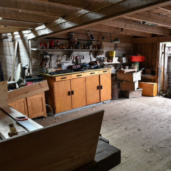 Vuoden päästä ensi-iltansa saavassa elokuvassa Mielensäpahoittaja vetäytyy vajaansa veistämään itselleen ruumisarkkua. Moinen kummastuttaa vanhan jäärän lähipiiriä. Vuoden päästä ensi-iltansa saavassa elokuvassa Mielensäpahoittaja vetäytyy vajaansa veistämään itselleen ruumisarkkua. Moinen kummastuttaa vanhan jäärän lähipiiriä.