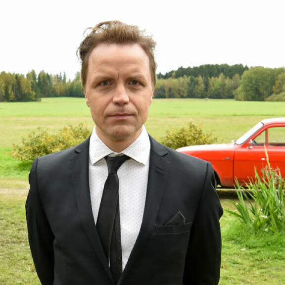 Jani Volanen näyttelee Mielensäpahoittajan Brysselistä palaavaa poikaa. – Näin näyttelijänä ei ole samanlaisia paineita kuin ohjaajalla tai käsikirjoittajalla. Jani Volanen näyttelee Mielensäpahoittajan Brysselistä palaavaa poikaa. – Näin näyttelijänä ei ole samanlaisia paineita kuin ohjaajalla tai käsikirjoittajalla.