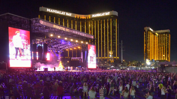 Las Vegasin joukkoampujan henkilöllisyys julki - Stephen Paddock surmasi yli 50 ja yli 200 loukkaantui! Las Vegasin joukkosurma vaatinut jo viisikymmentä kuolonuhria