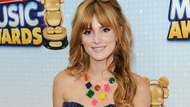 Huhhuh, 19-vuotias Disney-kaunotar pyörittelee pyllyään pelkissä sukkanauhaliiveissä ja stay upeissa - katso roisi video! bella thorne