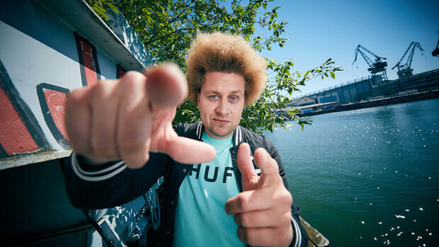 Onko Subin Vain elämää -tempaus pelkkä Punk'd-ohjelman mainostemppu?! Samat naamat mukana! ville Eerikkilä poseeraa kameralle