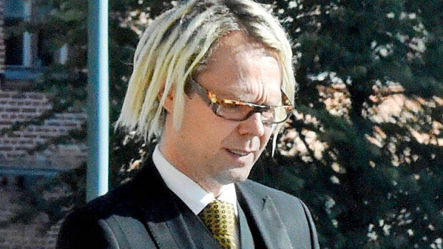 Raptori-bändin Jufosta tuli asiallinen pukumies: tältä legendaarinen rastapää näyttää nykyään - kuva! Jufo uppoutui kännykkäänsä.