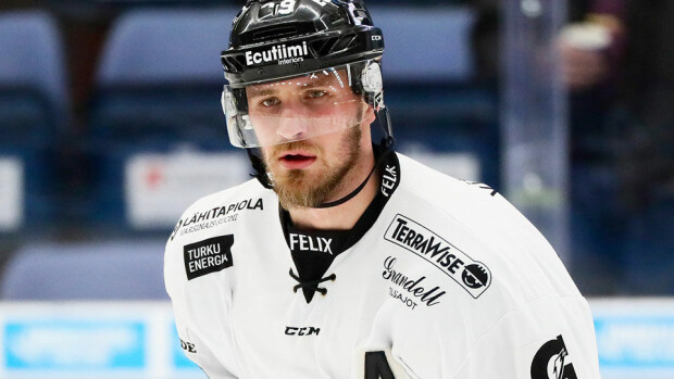 Suomen seksikkäin cheerleader meni sokkiin kiekkoilijarakkaansa siirrosta Kouvolaan - TPS-hyökkääjältä jäätävä kuitti! Jonne Virtanen