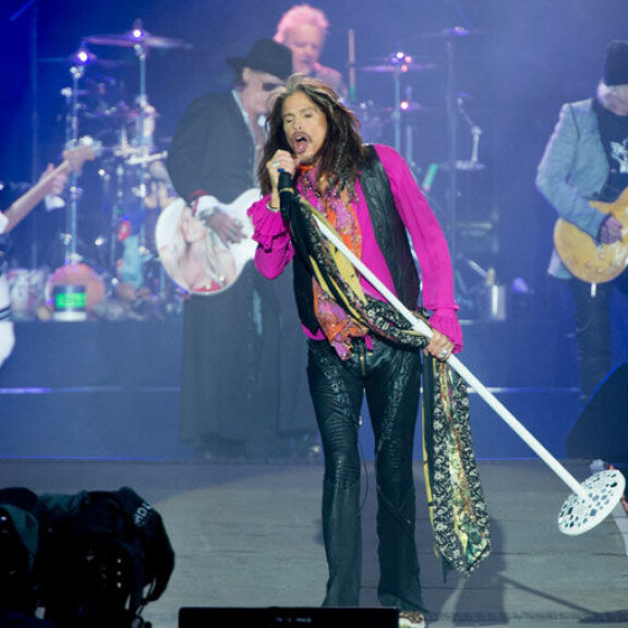 Rokkilegenda Steven Tyler sai sairauskohtauksen - keikoilta pakkolomalle! Steven Tyler ja Aerosmith