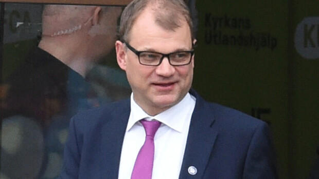 Pääministeri Juha Sipilällä suojanaan jo lukuisia henkivartijoita – kuvat! Juha Sipilä