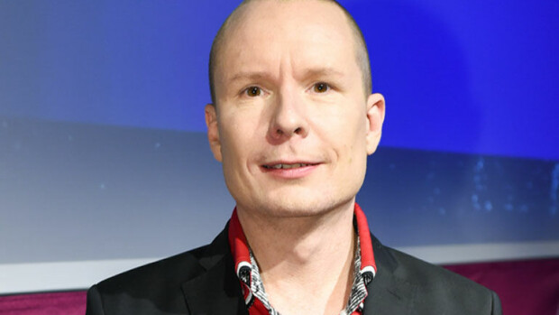 Keväällä eronnut F1-selostaja Tomi Tuominen ei aikaillut: heti uusiin naimisiin, morsian on kuvankaunis näyttelijä - kuva! Tomi Tuominen meni naimisiin.