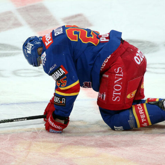 Jarkko Ruutu muistetaan pelaajauraltaan monenlaisista tempuista. Jarkko Ruutu muistetaan pelaajauraltaan monenlaisista tempuista.