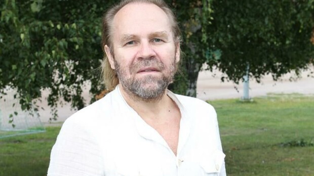 Jussi Parviainen sai silmittömän raivokohtauksen kirjakaupassa: hurjistui elämäkerrastaan – asiakkaat kauhuissaan! Jussi Parviainen puistossa.
