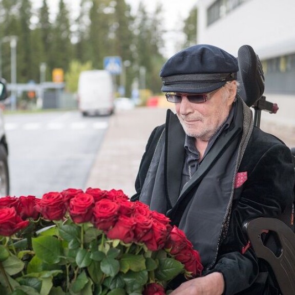 Koskettava kuvasarja: hengenvaarallisesti palanut Juhani Palmu pääsi takaisin kotiin: On tässä vähän hämillään! Juhani Palmu mykistyi.