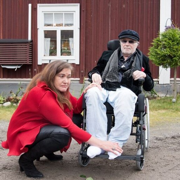 Koskettava kuvasarja: hengenvaarallisesti palanut Juhani Palmu pääsi takaisin kotiin: On tässä vähän hämillään! Juhani Palmu pääsi kotiin.