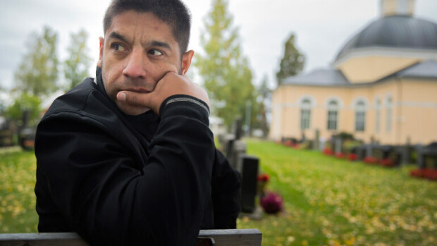 Maksakoomaan itsensä ryypänneen tangotähti Dimitri Sjöbergin perhekin hajosi kossun takia: Toinen jalka oli hautausmaalla! Dimitri Sjöberg poseeraa Seiskalle