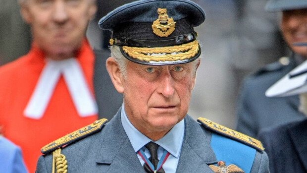 Prinssi Charlesin kova päätös puhuttaa: hylkää kuninkaallisen perinteen - ei muuta Buckinghamin palatsiin! Ison-Britannian prinssi Charles
