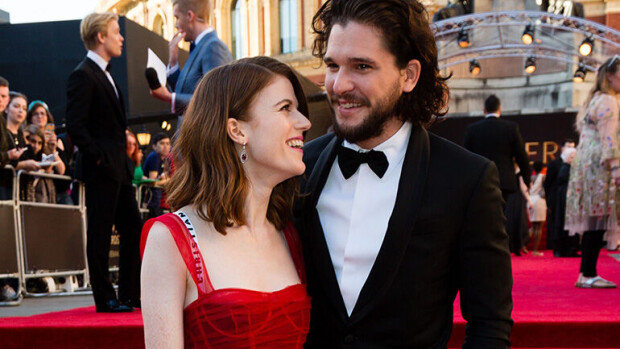 Game of Thrones -pariskunta kihloihin: rakkaustarina starttasi Islannissa! Kit Harrington ja Rose Leslie punaisella matolla