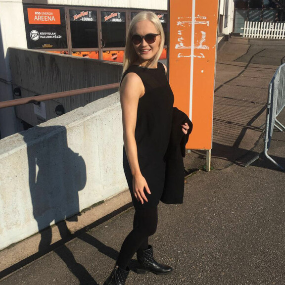 Annika on jo ehtinyt tutustua Kouvolan nähtävyyksiin. Kuvassa hän poseeraa kaupungin kiekkohallin edustalla. Annika on jo ehtinyt tutustua Kouvolan nähtävyyksiin. Kuvassa hän poseeraa kaupungin kiekkohallin edustalla.