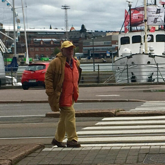 Helsingin tyylikkäin mies? Ristomatti Ratia lenkkeili Seiska-lippiksessä – kuva! Ristomatti Ratia lenkkeili Seiska-lippis päässä.