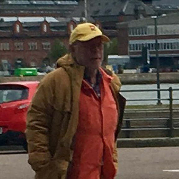 Helsingin tyylikkäin mies? Ristomatti Ratia lenkkeili Seiska-lippiksessä – kuva! Ristomatti Ratia lenkkeili Seiska-lippis päässä.