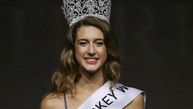 Tuore Miss Turkki, 18, joutui luopumaan kruunustaan - asiaton tviitti laukaisi karmean skandaalin! Itir Esen Miss Turkki