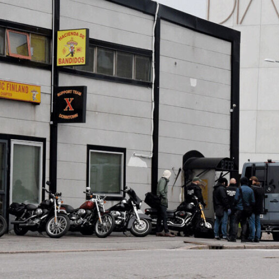 Rikostutkijat menivät lopulta sisälle rakennukseen. poliisi bandidos