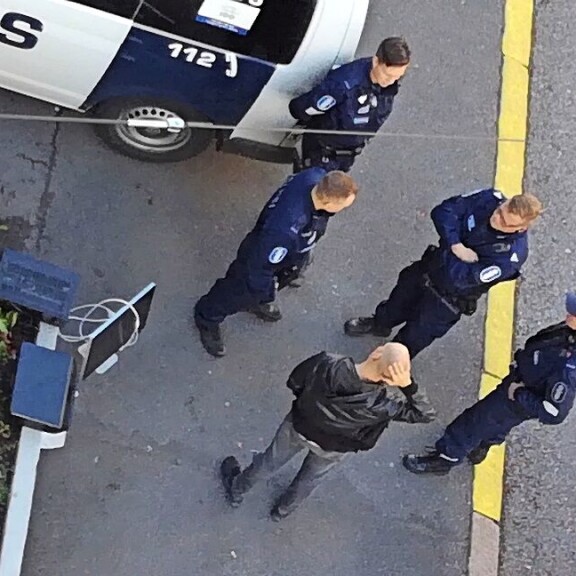 Varkaat iskivät Riku Niemisen firman toimistoon: poliisi sai tekijät nopeasti kiinni – missä ovat tärkeät kovalevyt?! Riku poliisien ympäröimänä.