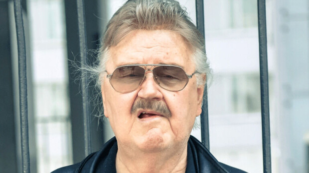 Tom Sjöberg esitteli Seiskalle rohkeita kuvia prostituoitu ”Saarasta”: Tällainen nainen on Aarnio-vyyhdin avaintodistaja Tom Sjöberg