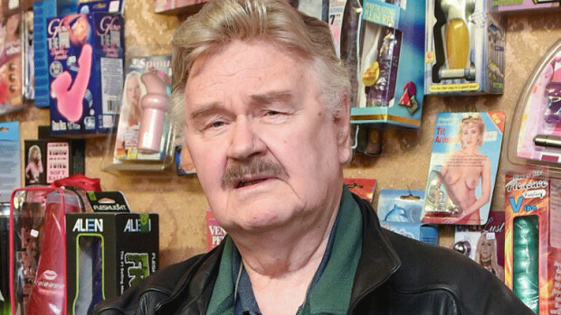 Aarnio-vyyhdin avaintodistaja teki yllätysvierailun Tom Sjöbergin pornoliikkeeseen: Näin ”Saaran” kasvoista, että hän pelkää! Tom Sjöberg