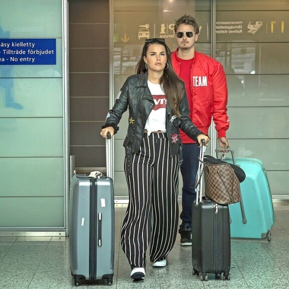 Roope Salminen ja Sara Sieppi kuhertelivat Rodoksella ylellisessä hotellissa ja onnellisina – paparazzikuvat! Roope suojautui aurinkolasien taakse, kun pari palasi Helsinki-Vantaalle.