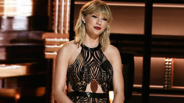 Taylor Swift haastettiin oikeuteen - jättihitti muka kopio: kuuntele ja vertaa! Taylor Swift punaisella matolla