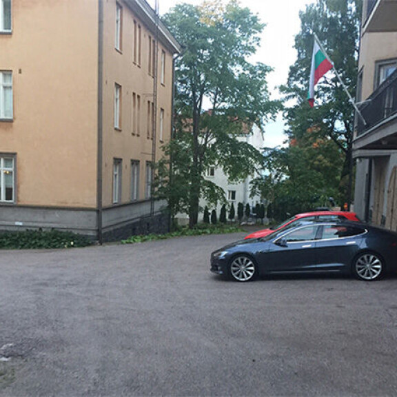 Suomalaismiljonääri osti kalliin ökysähköauton, mutta jotain oleellista unohtui – kuvat! Mika Ihamuotila ajaa ilman handsfreetä