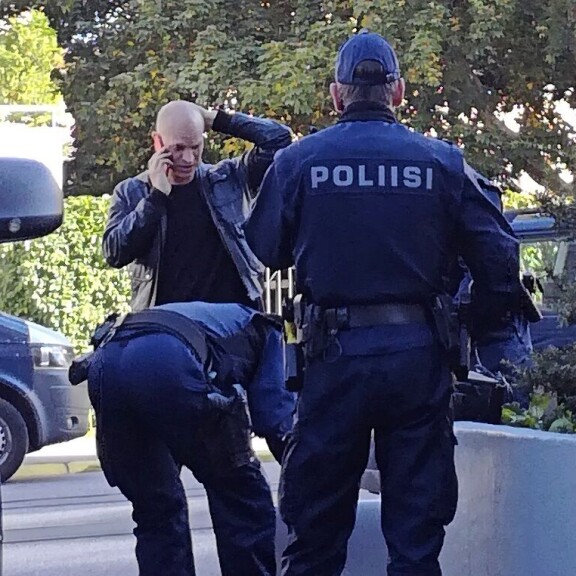 Varkaat iskivät Riku Niemisen firman toimistoon: poliisi sai tekijät nopeasti kiinni – missä ovat tärkeät kovalevyt?! Riku vaikutti hermostuneelta.