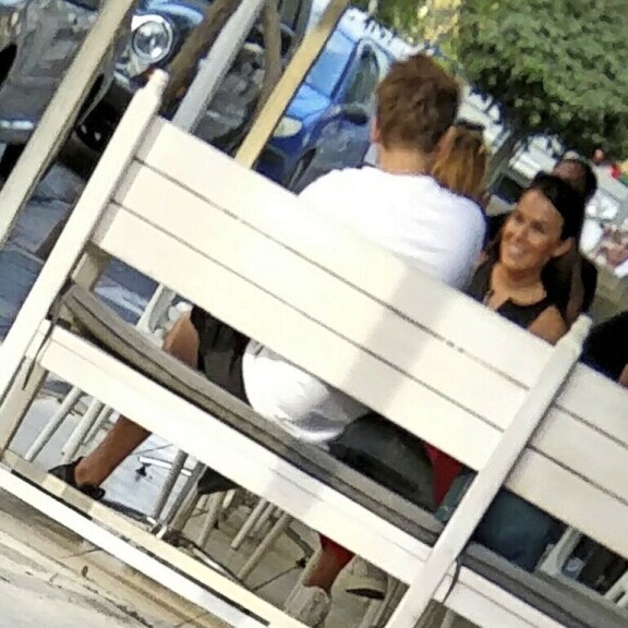 Roope Salminen ja Sara Sieppi kuhertelivat Rodoksella ylellisessä hotellissa ja onnellisina – paparazzikuvat! Sara nauroi Roopen jutuille kahvilassa.