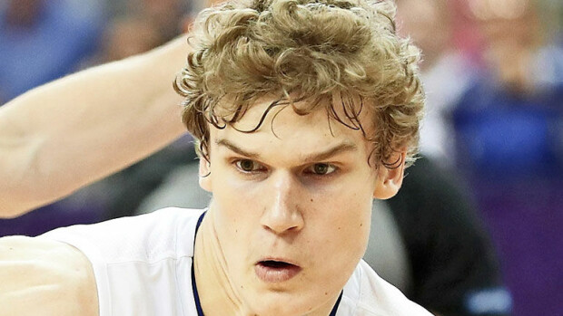 Donkkaamalla miljonääriksi: Lauri Markkaselle huima palkka heti NBA-avauskaudella – 3,3 miljoonaa euroa! Lauri Markkanen