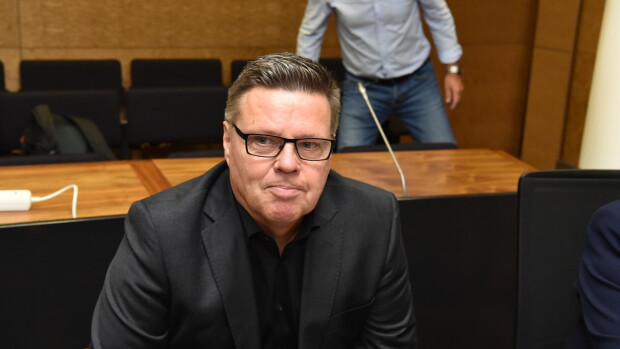 Tynnyrijuttu: Prostituoitu ”Saara” todisti näkösuojan takaa: Aarnion puolustus kyseli ennustajantaidoista - Aarniota nauratti! jari aarnio