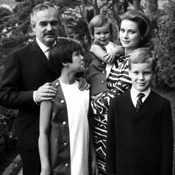 Grace Kellyn kuolemasta 35 vuotta - ruhtinas Albert: Kesti vuosia selvitä surusta! Monacon hallitsijapari Rainier ja Grace, prinssi Albert, prinsessat Caroline ja Stephanie