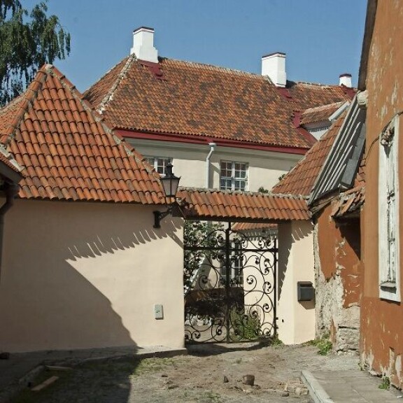 Tässä on Tommi Mäkisen uusi ökykoti Tallinnassa: sijaitsee historiallisessa talossa – kuvat! Tommi hankki asunnon Tallinnasta.