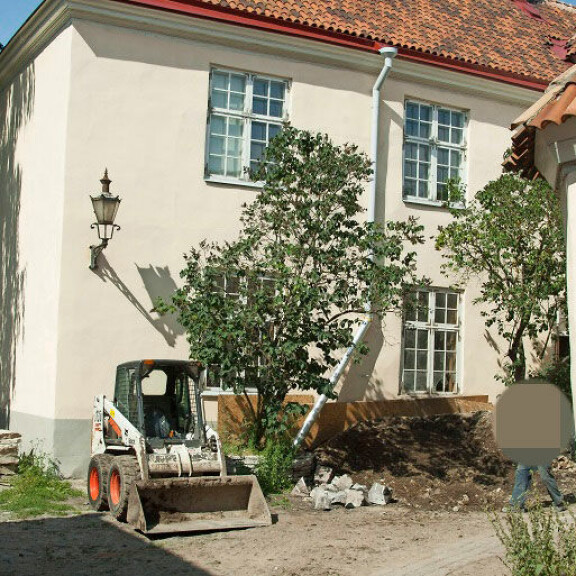 Kaivuri seisoi pihalla. Kaivuri seisoi pihalla.