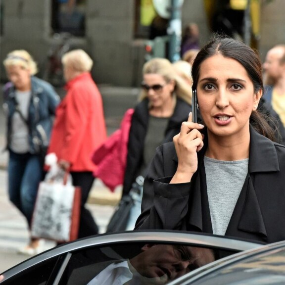 Nasima Razmyar käytti edustus-Mersua lyhyeen matkaan – kuva! Nasima