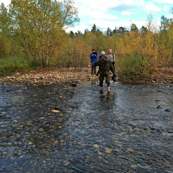 Antti oli kadotessaan liikkeellä kesävaatteissa. Vesistön ylitykset hyytävässä Lapin lokakuussa olisivat todennäköisesti olleet polvivaivaiselle miehelle liikaa, eikä hän olisi päässyt pitkälle. Antti Hanhivaara