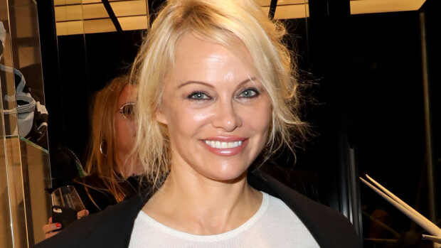 Hups! Pamela Anderson veti kunnon kännin - katso kuvat! Pamela Anderson on kaunis vähälläkin meikillä.