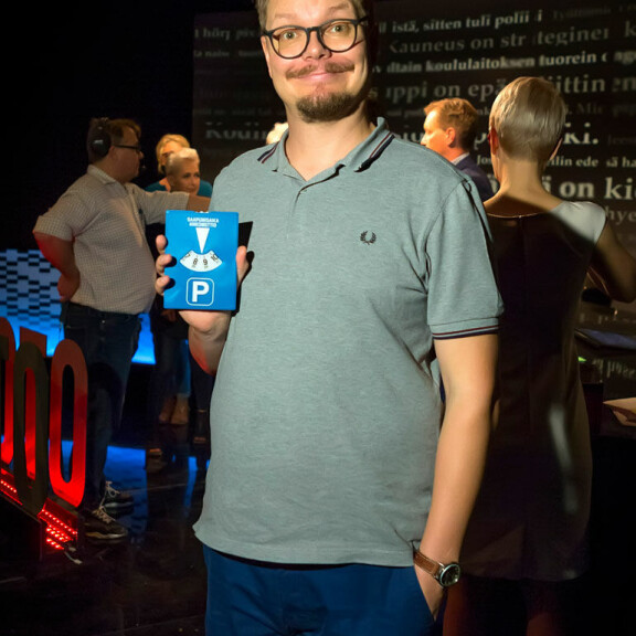 Heikki Vilja lämmitteli yleisöä parkkikiekolla, jota ei unohtanut. Heikki Vilja lämmitteli yleisöä parkkikiekolla, jota ei unohtanut.