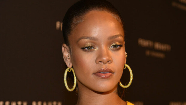 Kääk, mikä asu, Rihanna - rinnat vilkkuivat ja reisi tursusi! rihanna