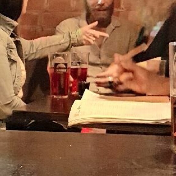 Selviytyjät-sarjassa mukana oleva radiojuontaja Kimmo Vehviläinen biletti railakkaasti Keravalla: kaljaa kaksin käsin – kuva! Kimmo Vehviläinen