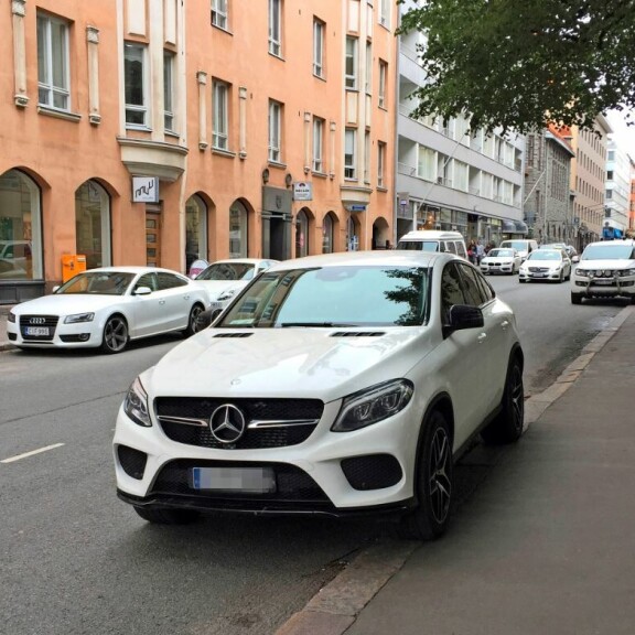Mikael Granlund pysäköi öky-Mersunsa päin prinkkalaa Helsingissä: auto täynnä rytättyjä parkkisakkoja - kuva! Mikke
